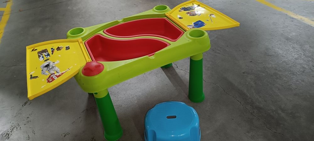 Mesa com arrumação para criança com 2 bancos