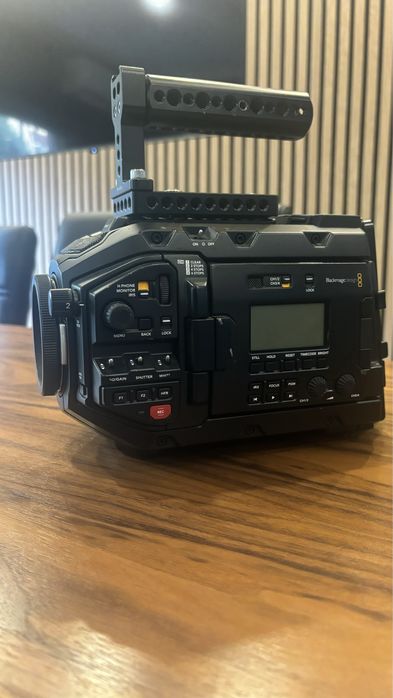 Câmera BLACKMAGIC URSA 4,6k mini pro c/lente,cartão  e acessorios.