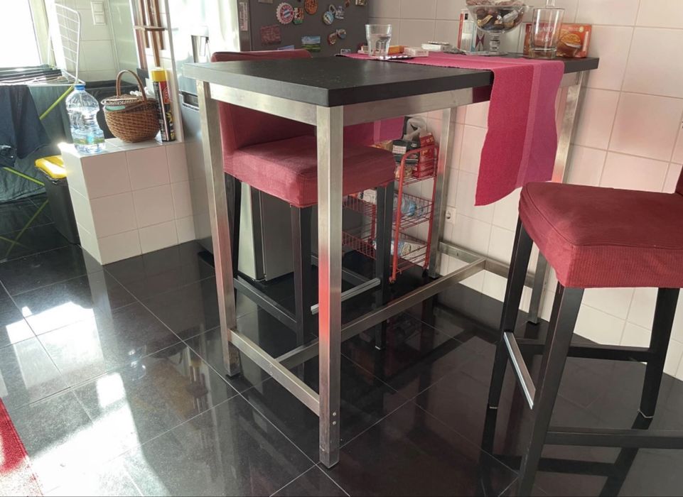 Mesa alta e duas cadeiras