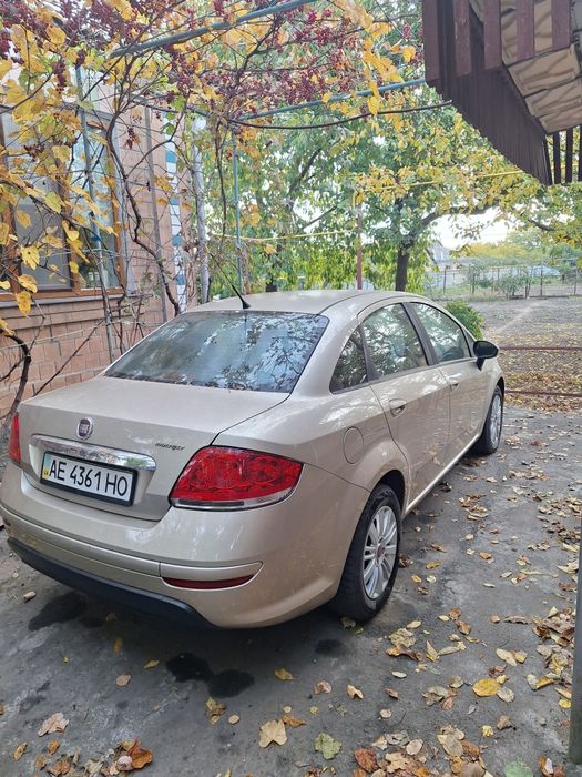 Автомобіль Fiat Linea