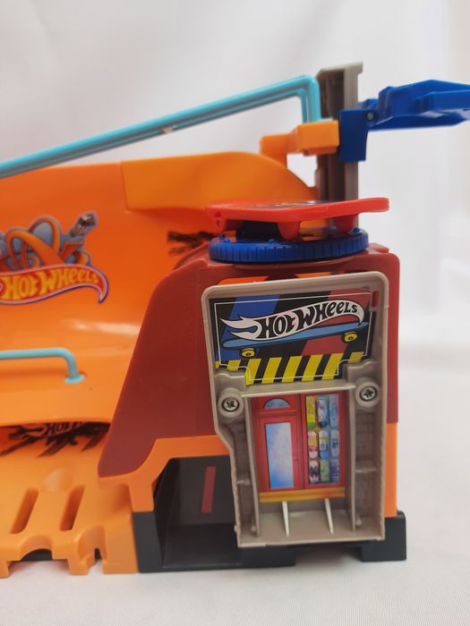 Ігровий набір hot wheels трек "трюки в місті"