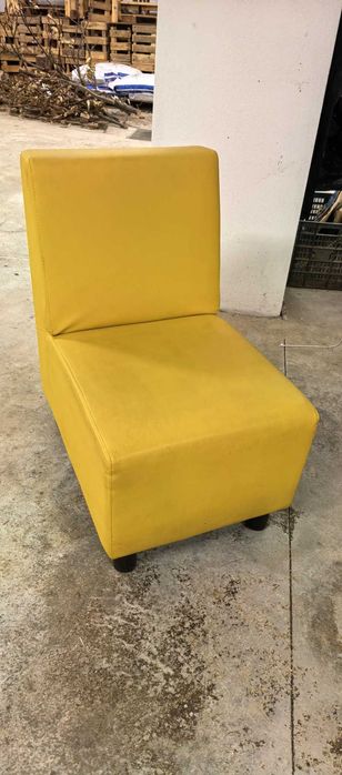 Sofas individuais amarelos