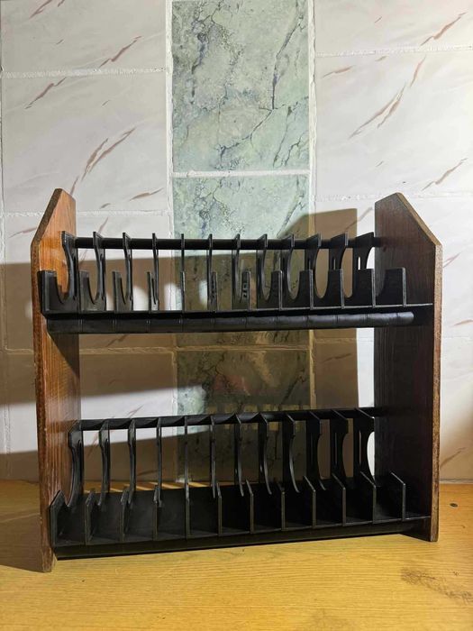 Stojak na VHS z plastikowymi przegródkami – drewniany, na 24 kasety