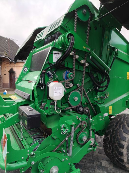 Prasa rolująca belująca do balotów John Deere V451M