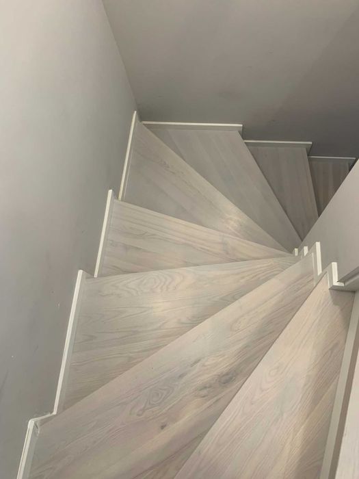 Nowoczesne schody drewniane producent na beton samonośne