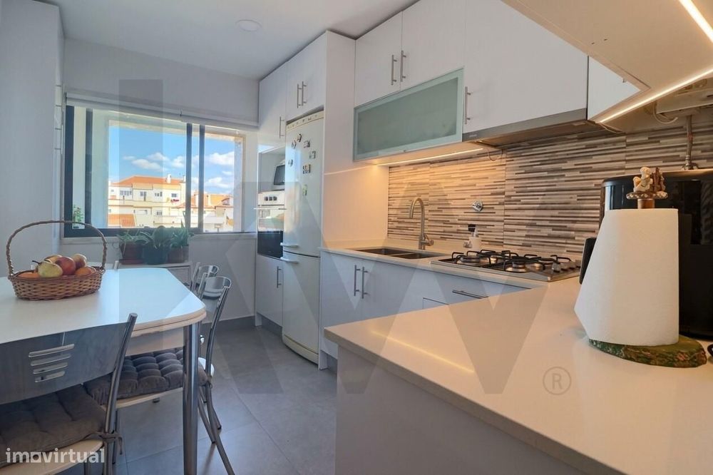 Apartamento renovado T2  perto do Metro e Transportes -Excelente Luz e