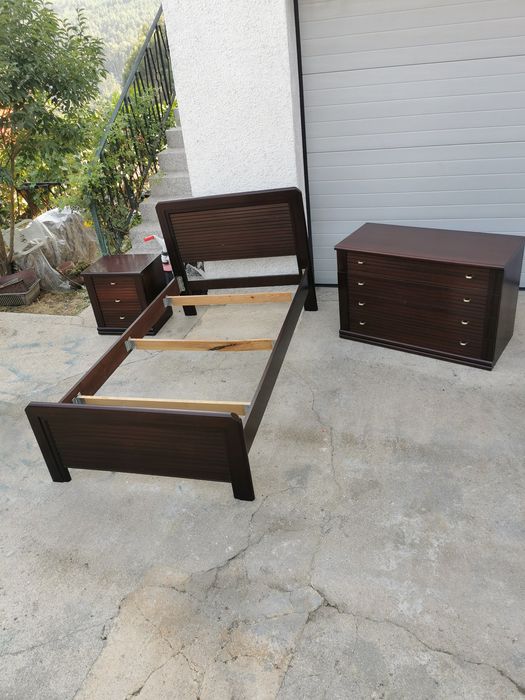 Cama de solteiro com cómoda e mesinha de cabeceira