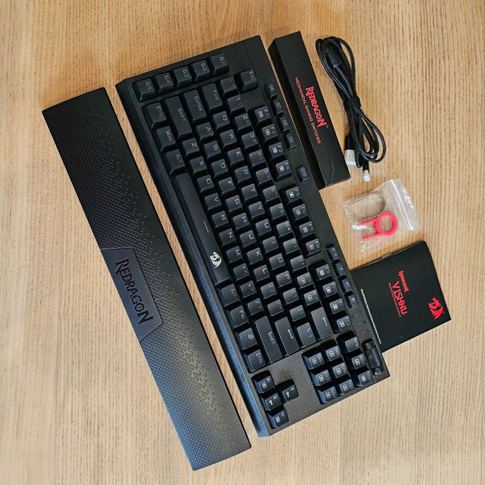 Teclado mecânico gaming wireless, retroiluminado RGB / TKL (como novo)