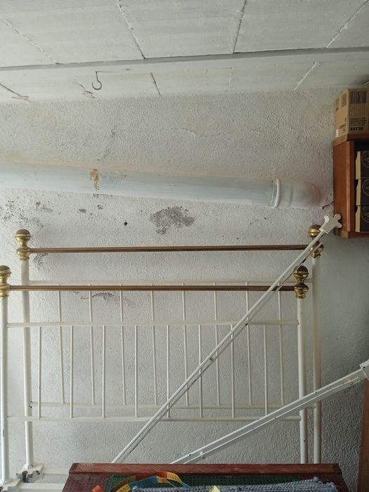 Cama em ferro com varões em cobre