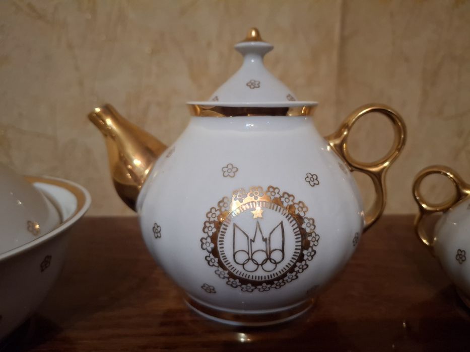 Продам оптом два сервізи, статуэтку, самовар