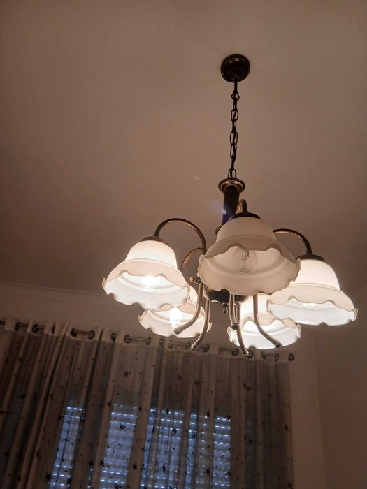 moveis e sofas e  candieiros