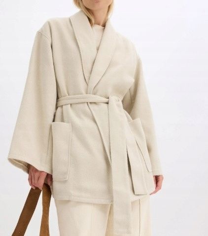 B.P.C krótki płaszcz beżowy szerokie rękawy r.40