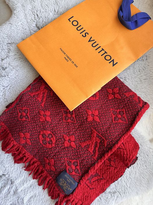 Louis Vuitton - CACHECOL + SACO