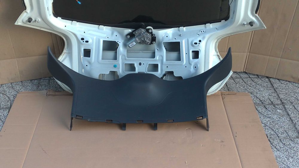 Tampa de mala Mercedes-Benz A180 (W176). 2013.