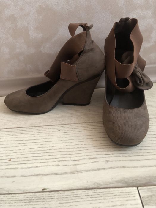 Отдам пару женской обуви 40 размер.