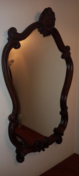 Lustro w ramie z żywicy