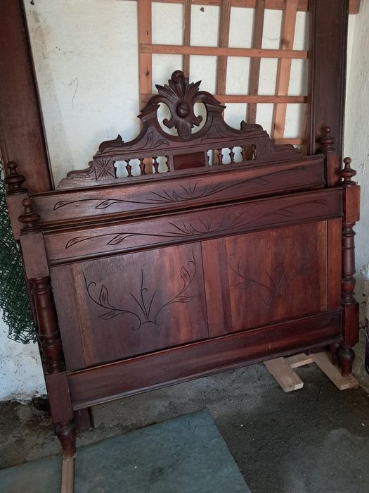 Cama antiga em madeira