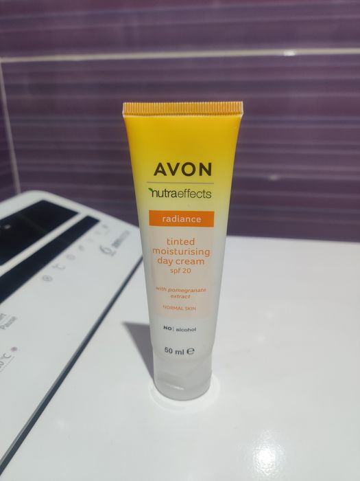 Krem koloryzujący do twarzy.Avon
