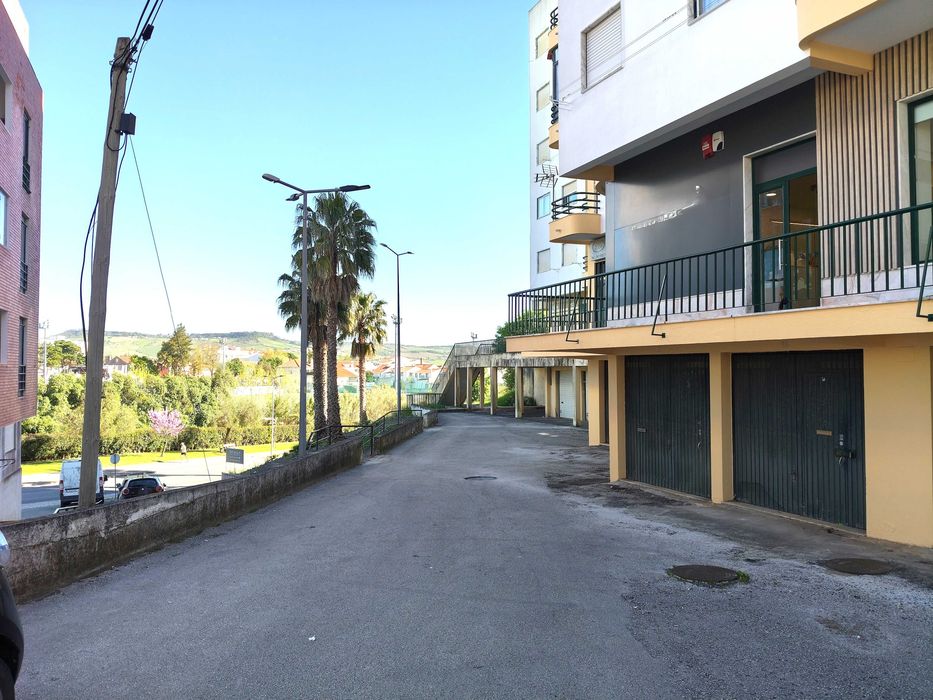 Garagem à Venda em Arruda dos Vinhos – 45,5 m² com WC e Contadores Independentes