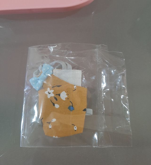 Poleiro e 2 fraldas dá  para agaponis e periquitos  é  lavável