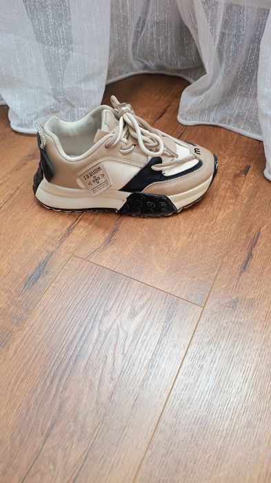 Кросівки на дівчинку