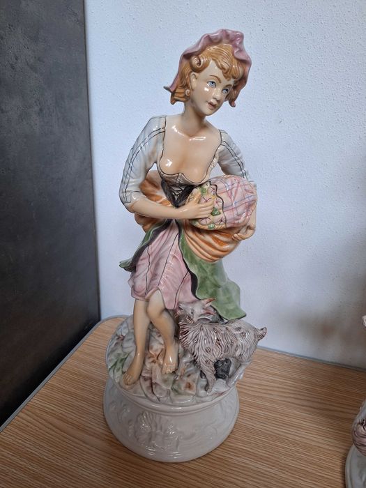 Par de Estatuetas Antigas em Porcelana – Figuras Pastoris Estilo Capodimonte