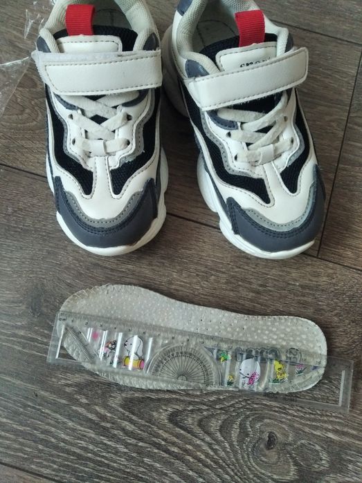 Кросівки для хлопчика  18.5 см стан хороший