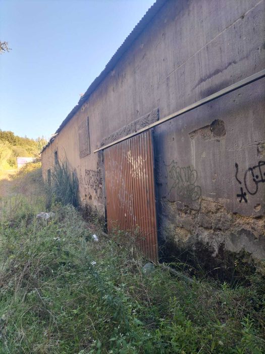 Terreno com 1.800 m² e construção para recuperar – Terrugem, Sintra