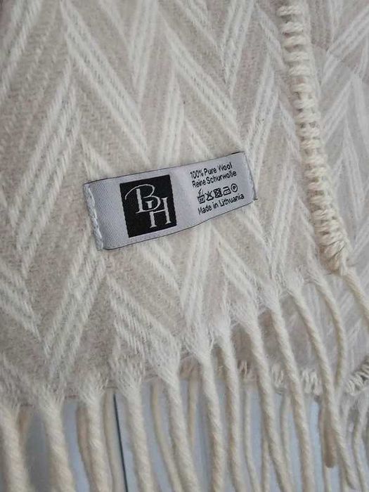 Wełniane ponczo narzutka damska w jodełkę z frędzlami BH