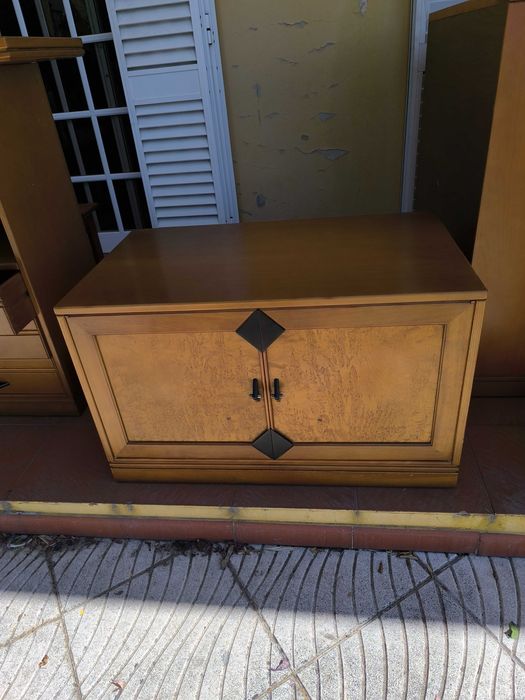 Movel baixo  de madeira solida com pormenores a preto