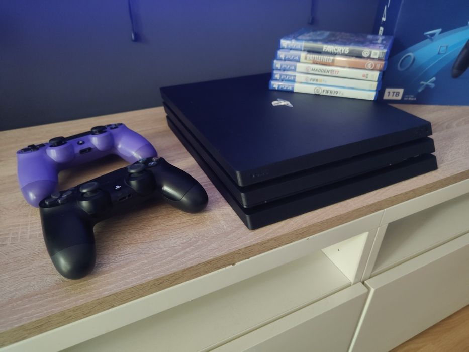 Konsola PS4 PRO komplet z padem i grami