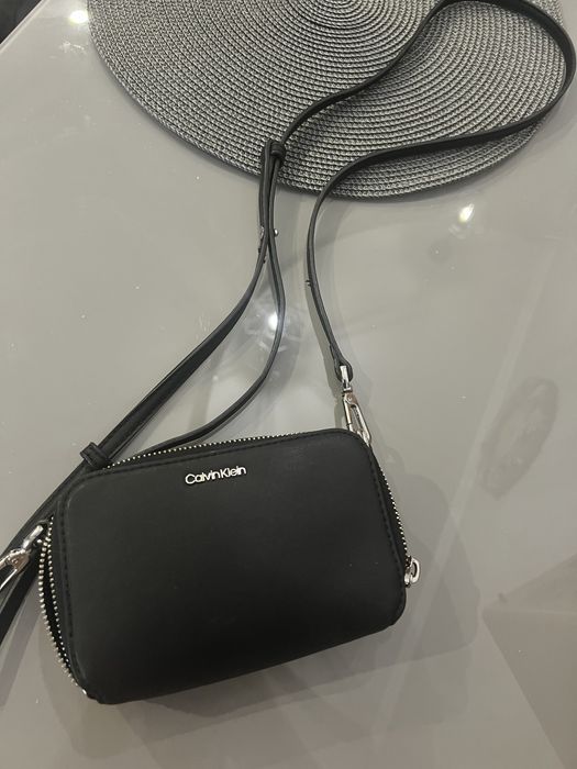 Сумка маленька через плече.