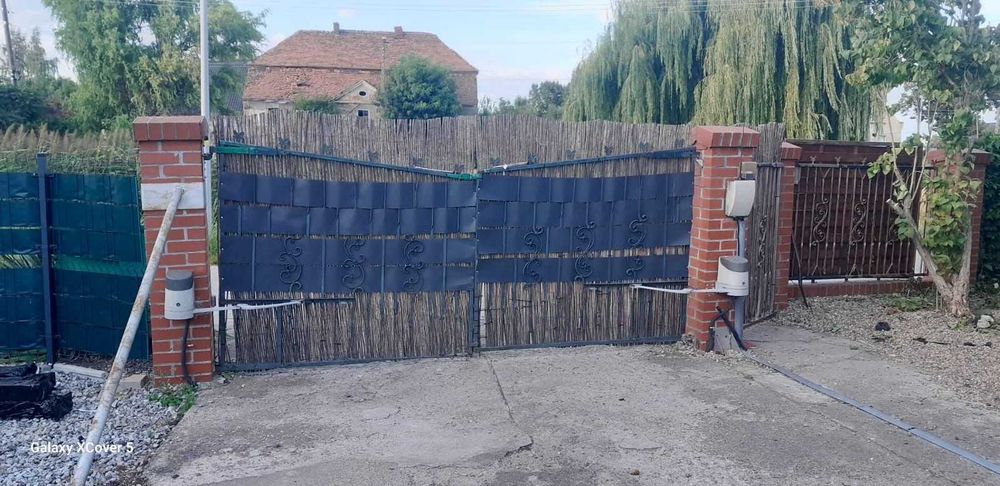 Brama dwuskrzydłowa z furtką, napędem Nice, domofon, skrzynka na listy