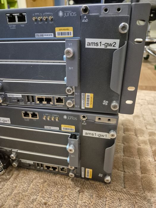 Маршрутизатор Juniper MX104 з двома AC блоками живлення