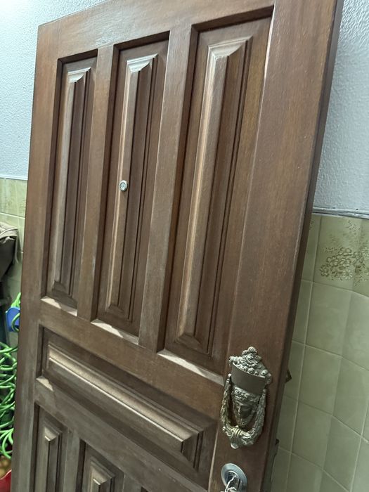 Porta em madeira maciça