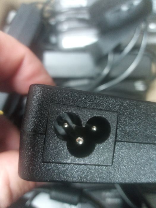 Електрошрот Chicony 20v 6.75a 135w 5.5/2.5 оригінал зарядний пристрій