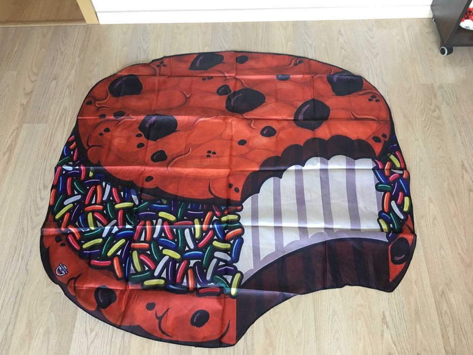 Szybkoschnąca mata plażowa na plaże ciastko donut 135 cm nieużywana