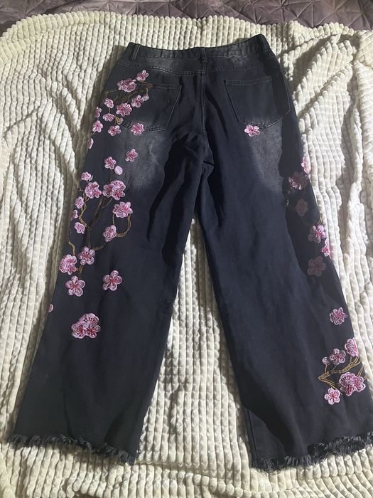Джинсы с сакурой (черный)