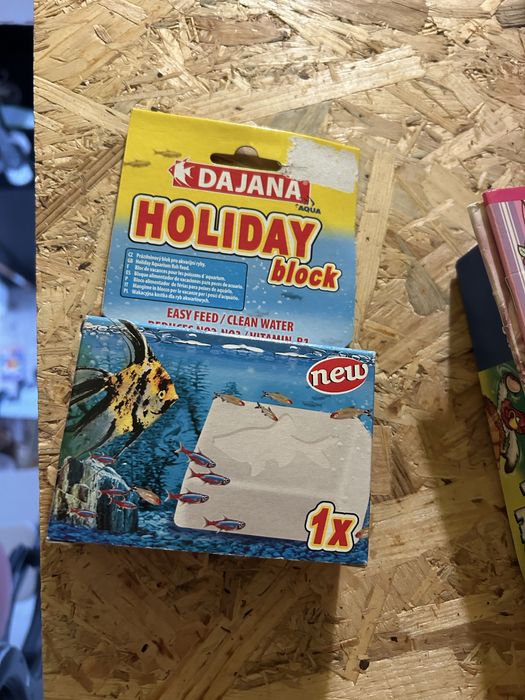 Tabletki pokarm Nowe dla ryb w akwatium holiday