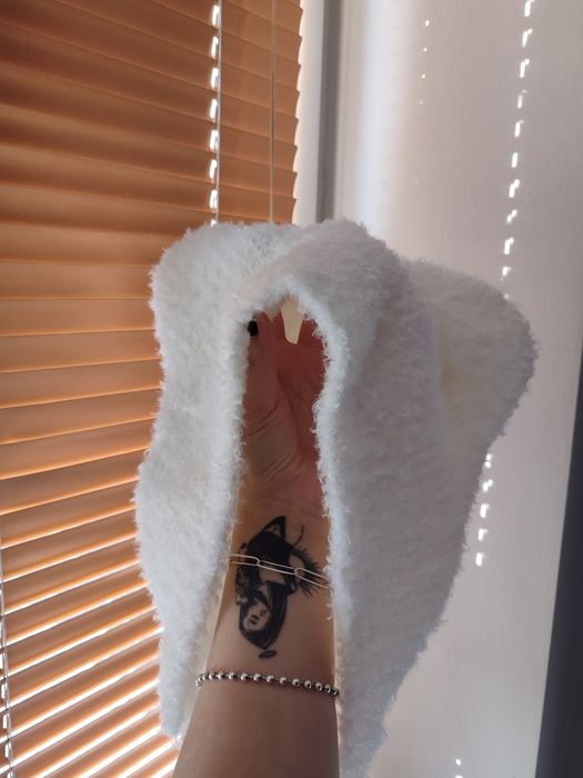 Шапка з вушками біла плюшева на шнурочках капелюх шапка зимова жіноча