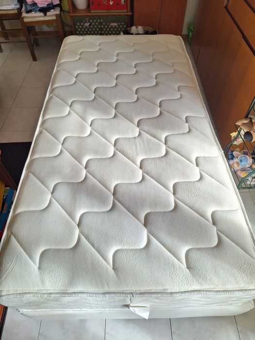 Ótimo estado 2 sommier  + 1 colchão