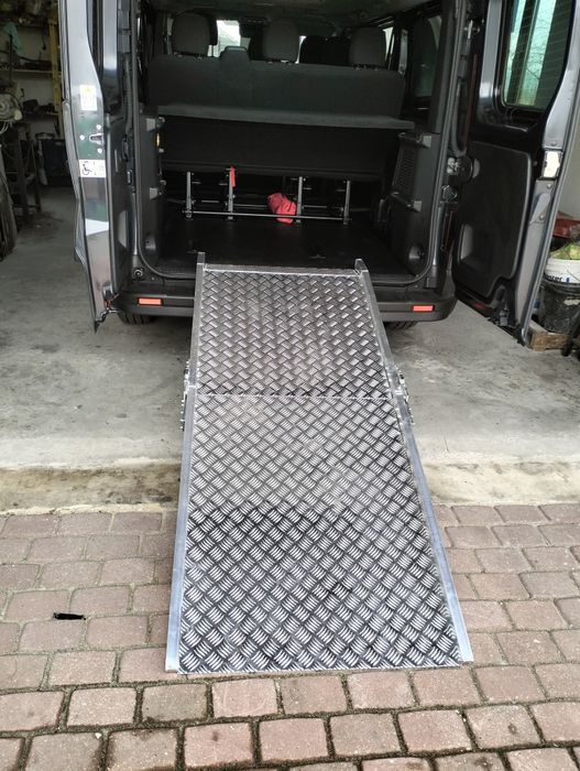 Renault Trafic 2025 - 9 osobowy bus do wynajęcia!