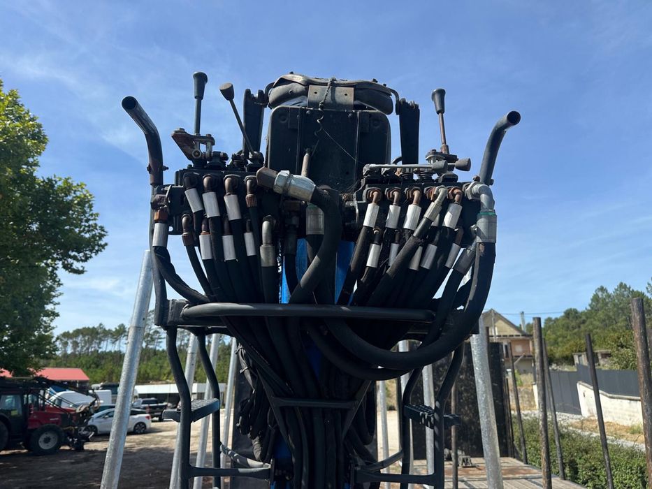 Semi reboque com grua florestal