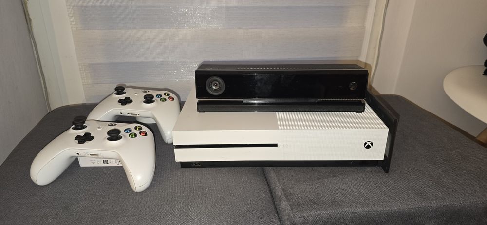 Konsola Xbox one S 1Tb  +Kinect +2 pady