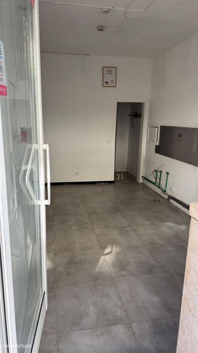 Barão de Sabrosa: Loja com Potencial de Valorização e Versatilidade