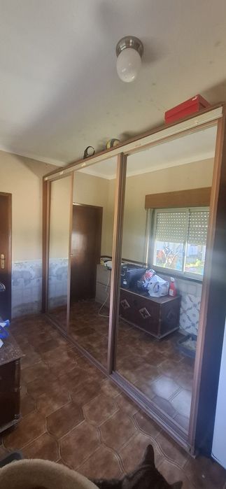 Roupeiro de grandes dimensões  portas de crorer em espelho