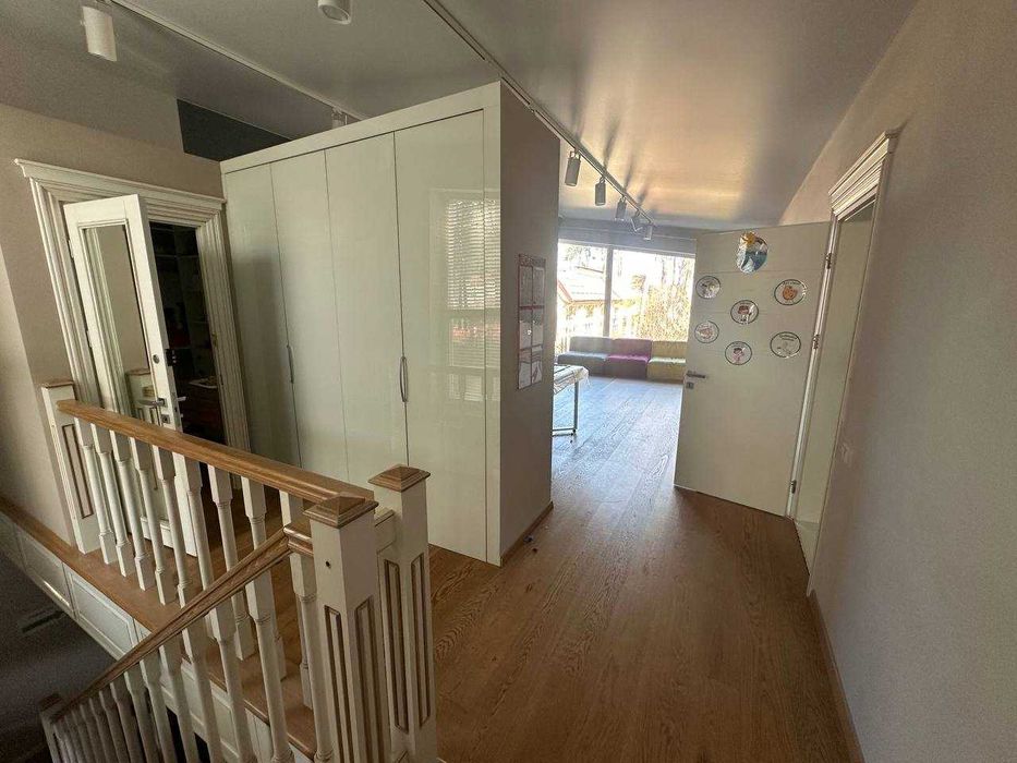 Будинок з басейном 1160 м2, 33 сотки в Ірпені