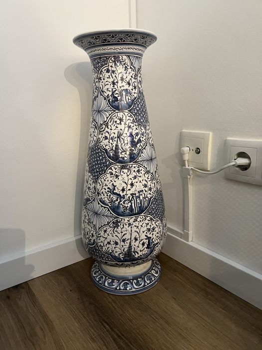 Pote alto decorativo "Conímbriga" – faiança pintada à mão (1 metro alt