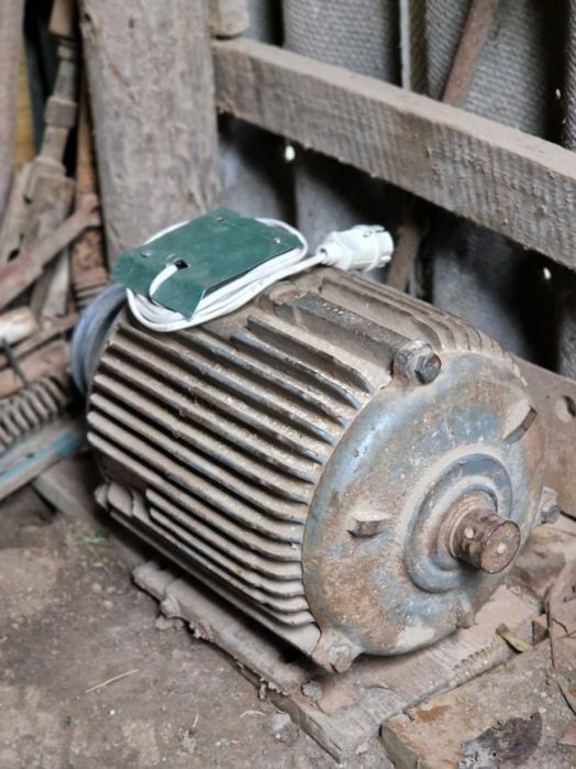 Двигун електричний 7.5 кв. 960 об/хвилина.