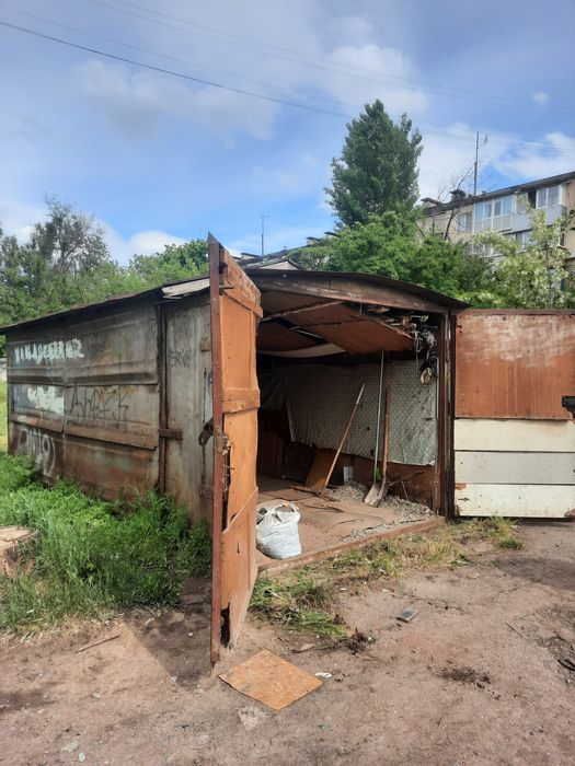 Гараж в районе гостиницы Киев